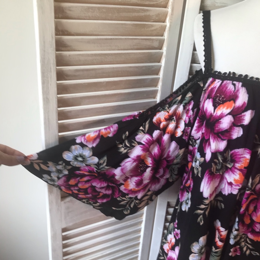 CURVY FLORAL COLD SHOULDER TOP 2 XL & 3XL - Picture 7 of 8